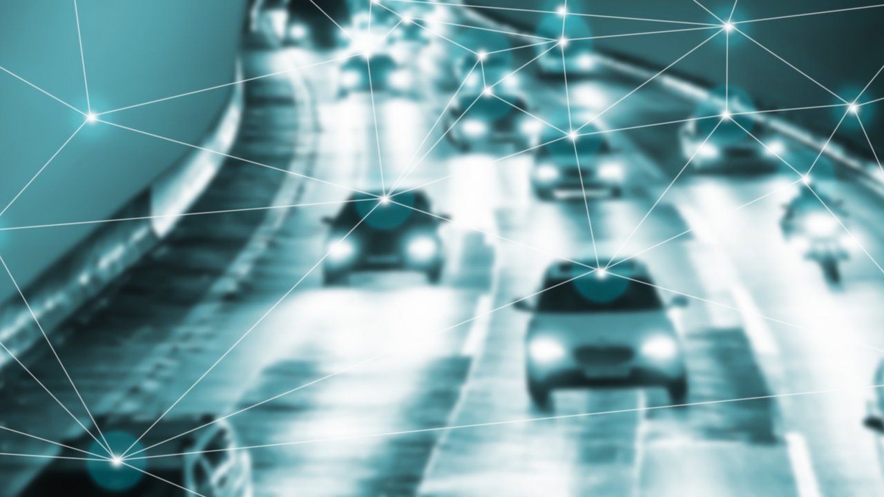 Futuristischer Verkehr unscharf in der Nacht 