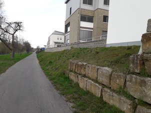 Weg entlang von Häusern