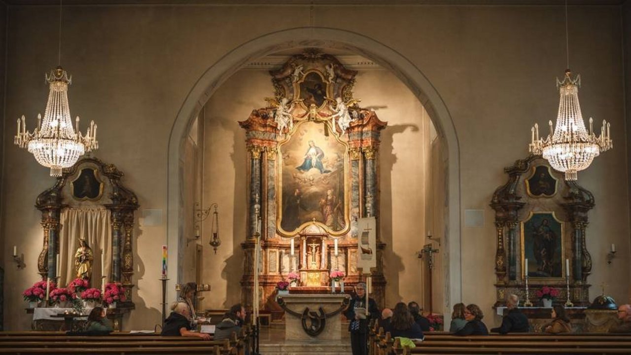 Menschen in einer Kirche
