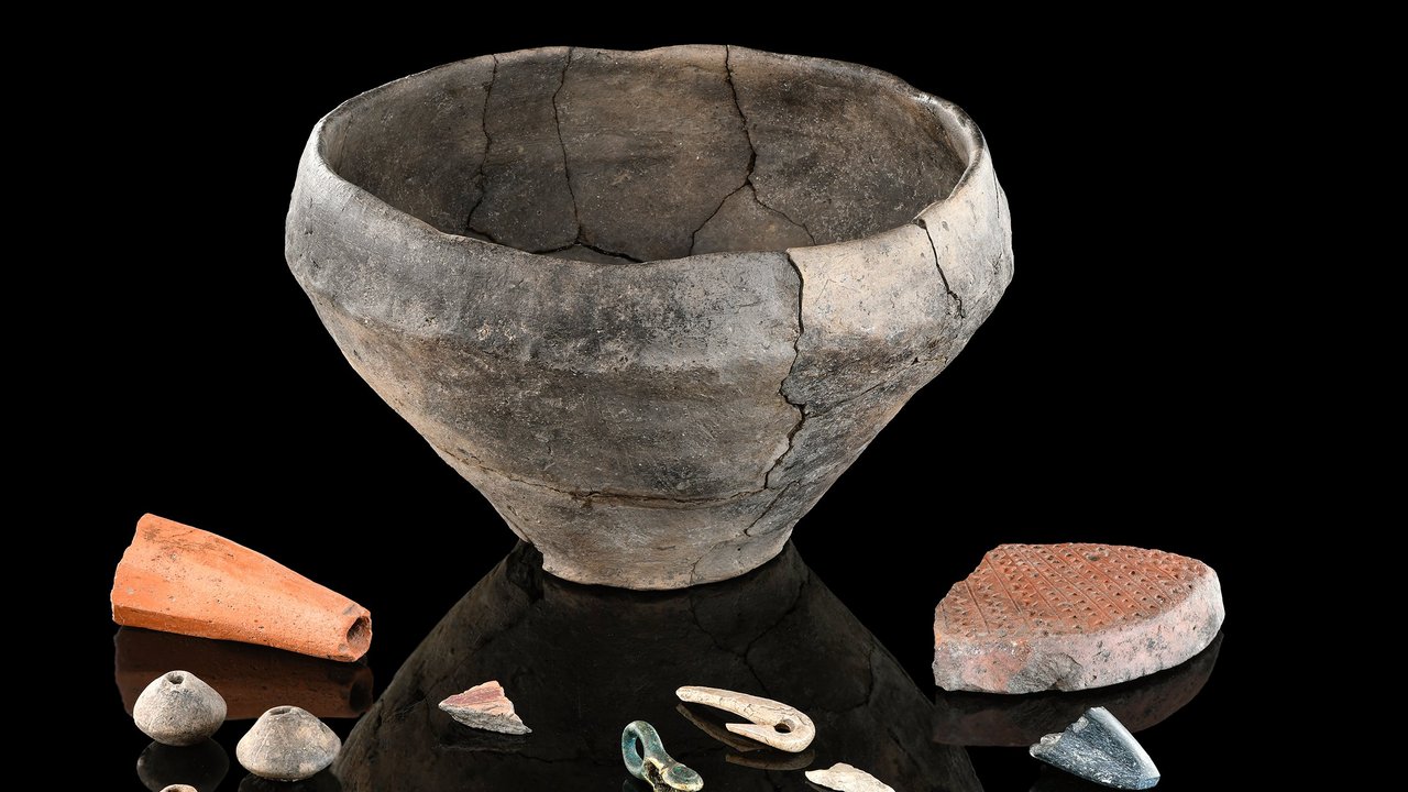 Fundstücke verschiedener Zeit aus Keramik, Knochen und Metall aus der Grabungsfläche am Bussen