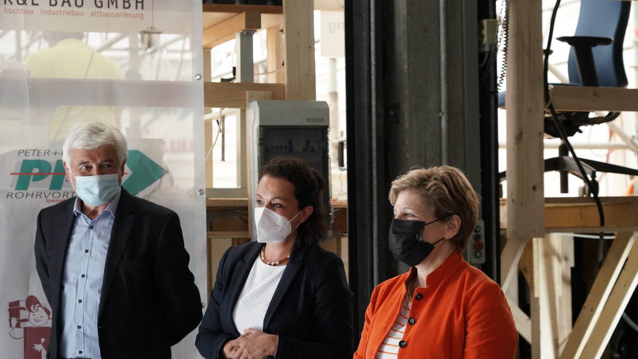 v.l.n.r. Regierungspräsident Wolfgang Reimer, Dipl.-Restauratorin Nicole Ebinger (LAD), Ministerin Nicole Razavi