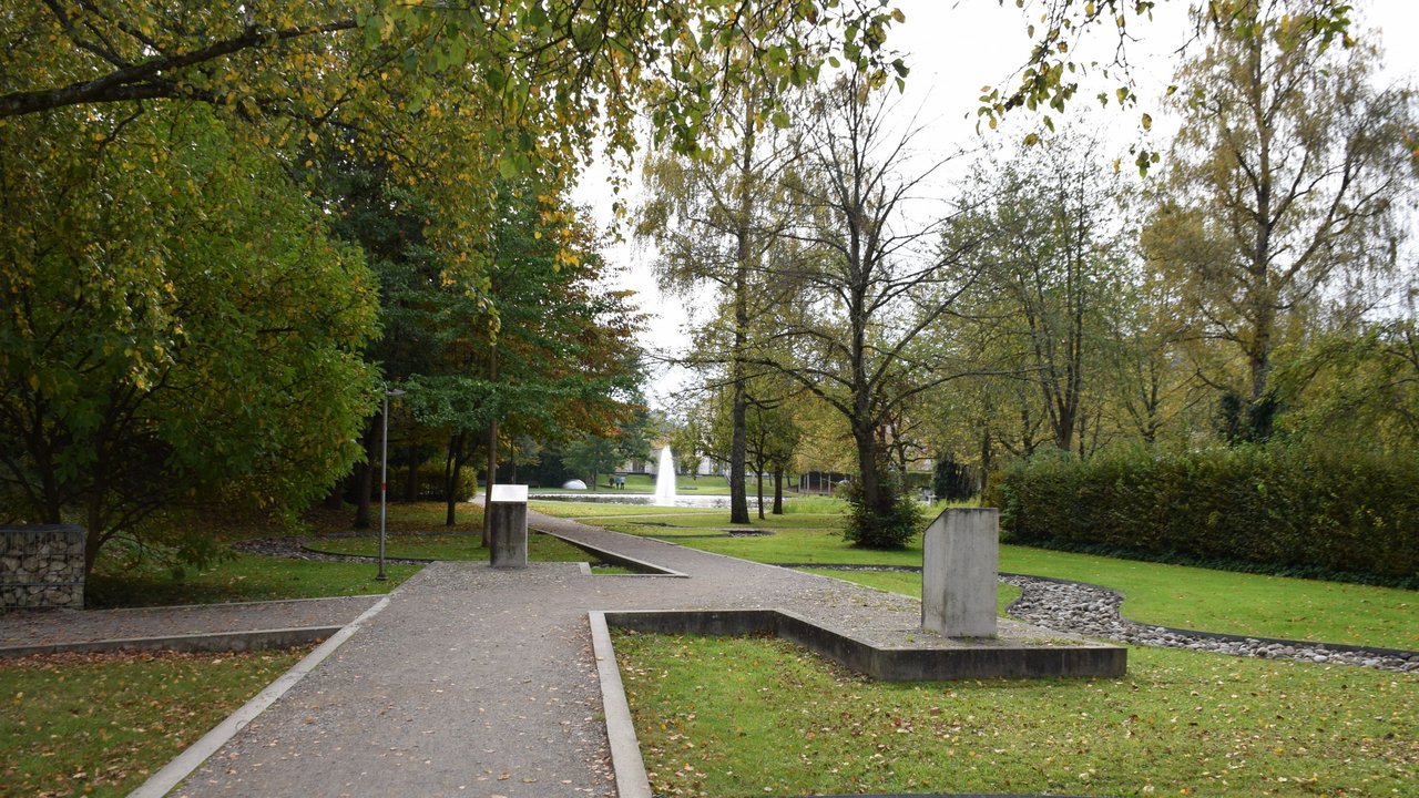 Erhöht liegende Wege führen durch den Park