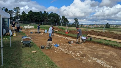 Bild zeigt Studierende bei den Ausgrabungen im römischen Kastell von Schramberg-Waldmössingen