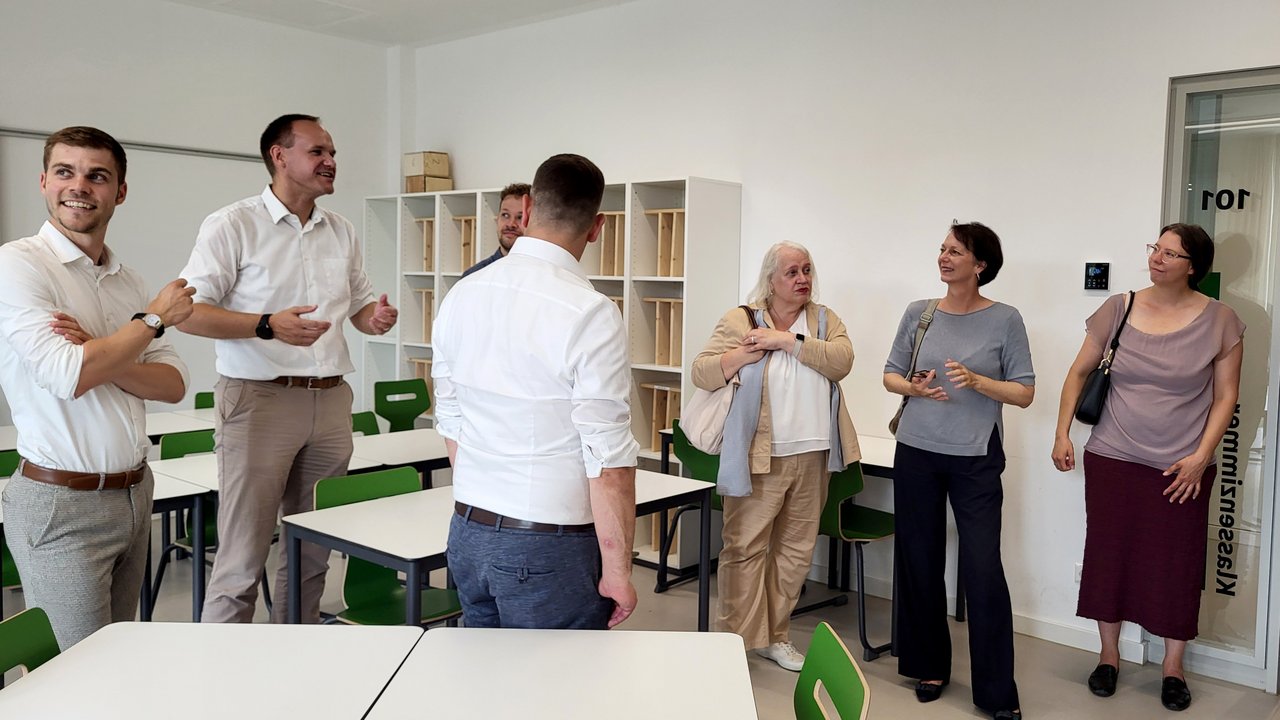 Regierungspräsidentin Susanne Bay besuchte die neuen Räumlichkeiten der Glemstalschule