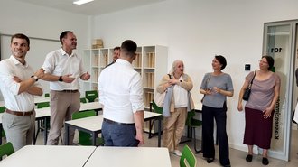 Regierungspräsidentin Susanne Bay besuchte die neuen Räumlichkeiten der Glemstalschule
