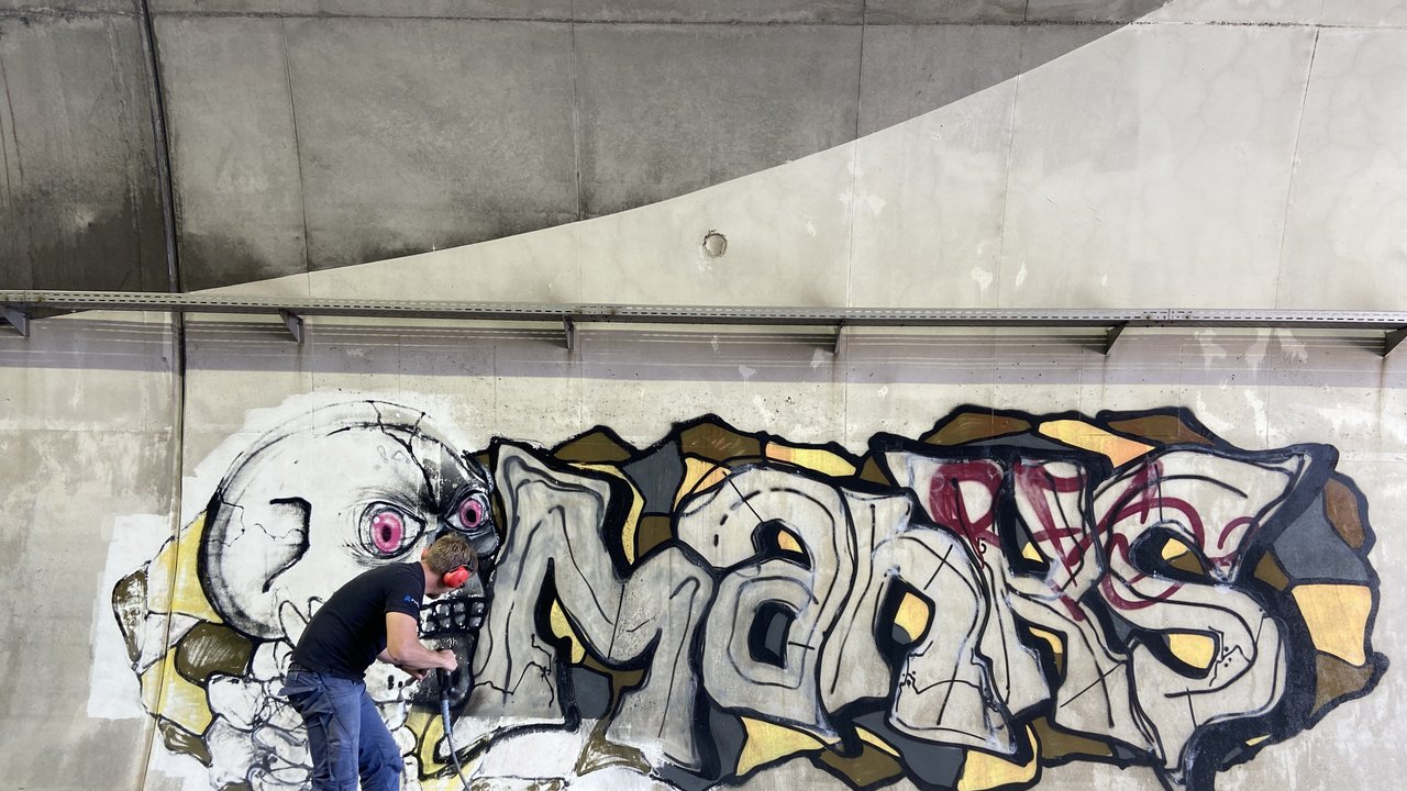 Entfernung der Graffitis im Tunnel
