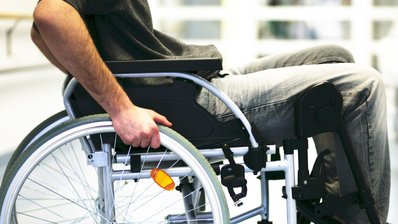 Bild zeigt einen Rollstuhlfahrer