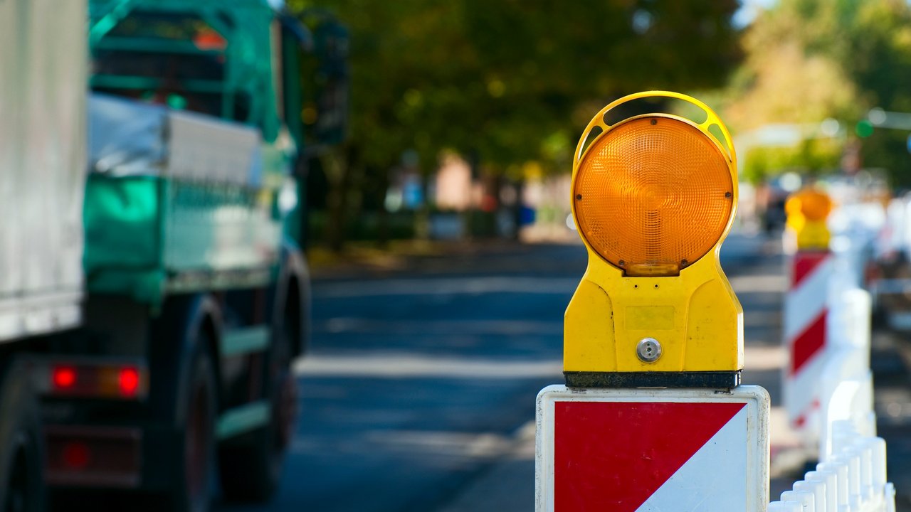 Bild zeigt eine Baustellenbake mit Lichtsignal