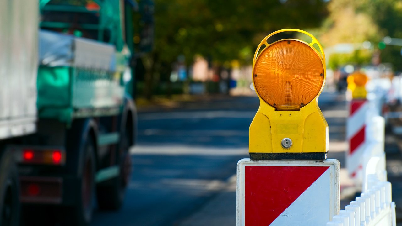 Bild zeigt eine Baustellenbake mit Lichtsignal