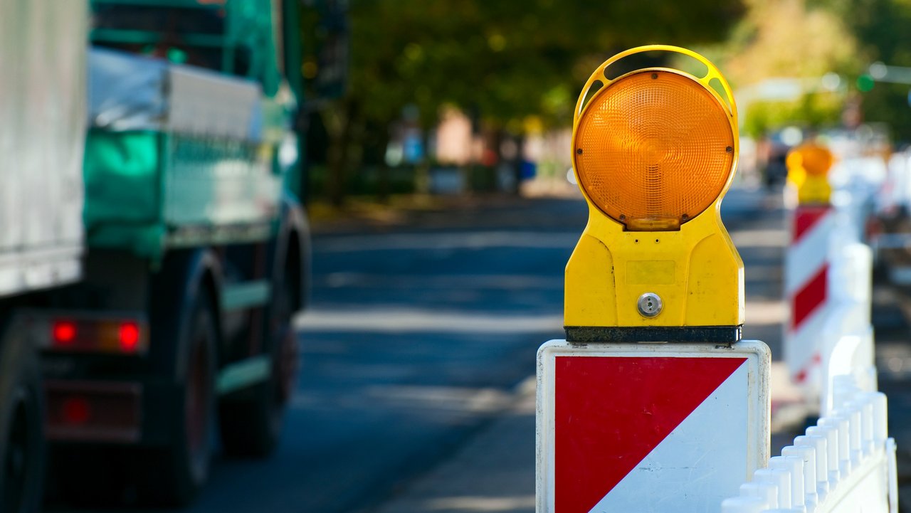 Bild zeigt eine Baustellenbake mit Lichtsignal