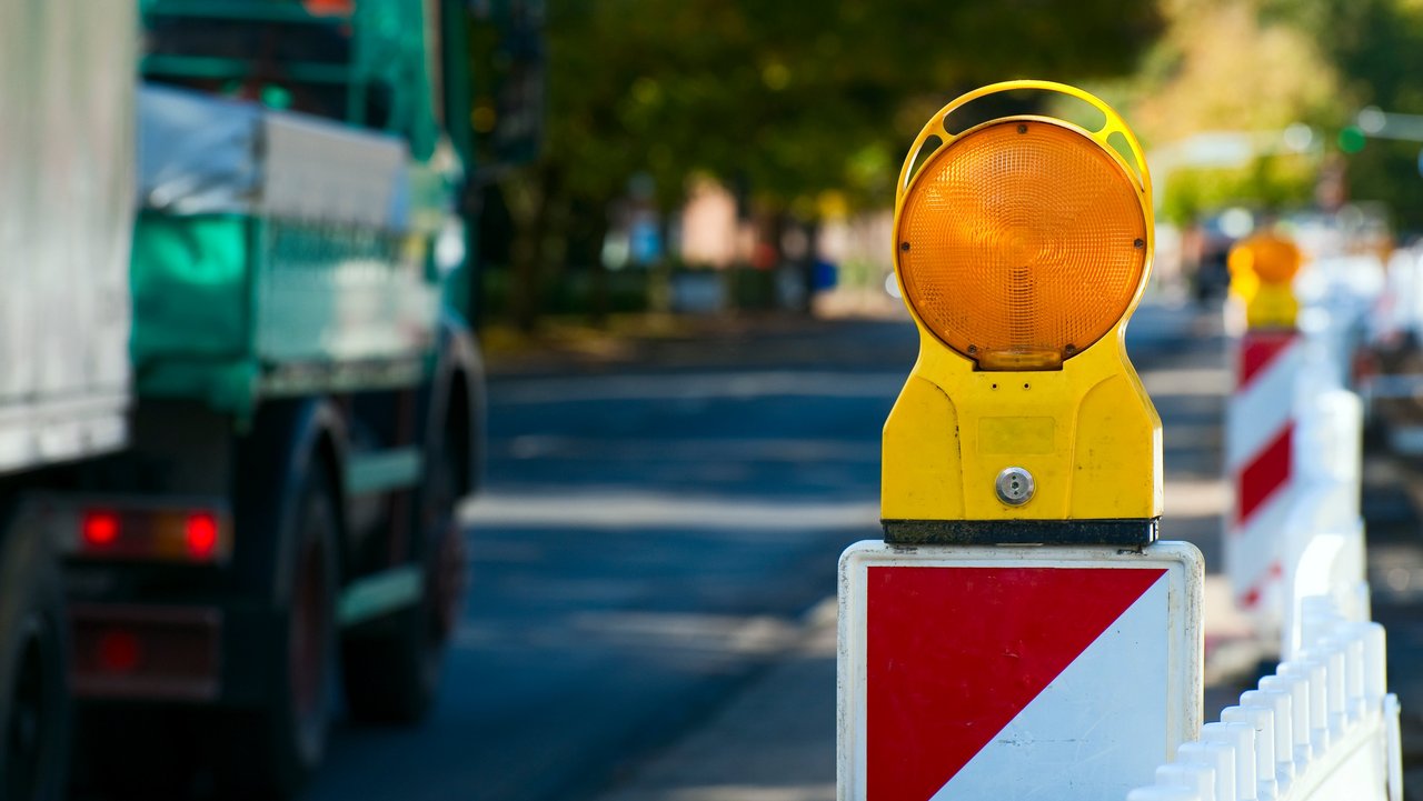 Bild zeigt eine Baustellenbake mit Lichtsignal