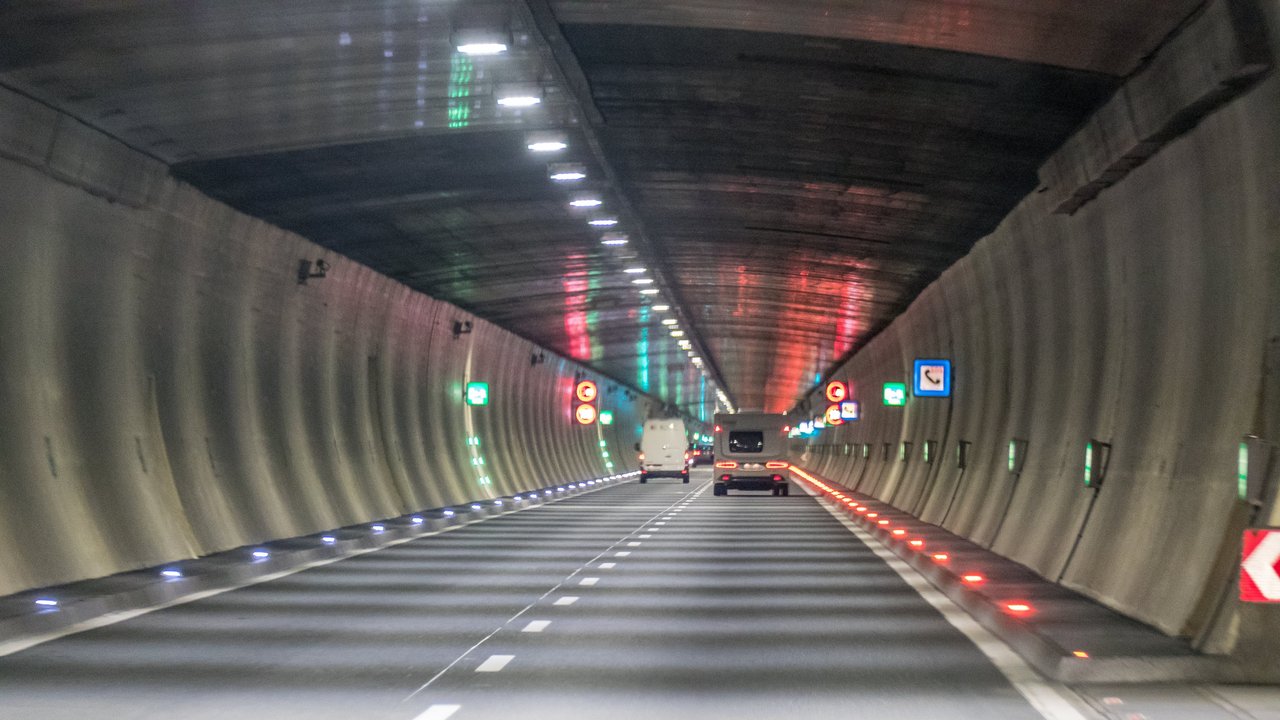 Blick in einen Straßentunnel, durch den Autos fahren