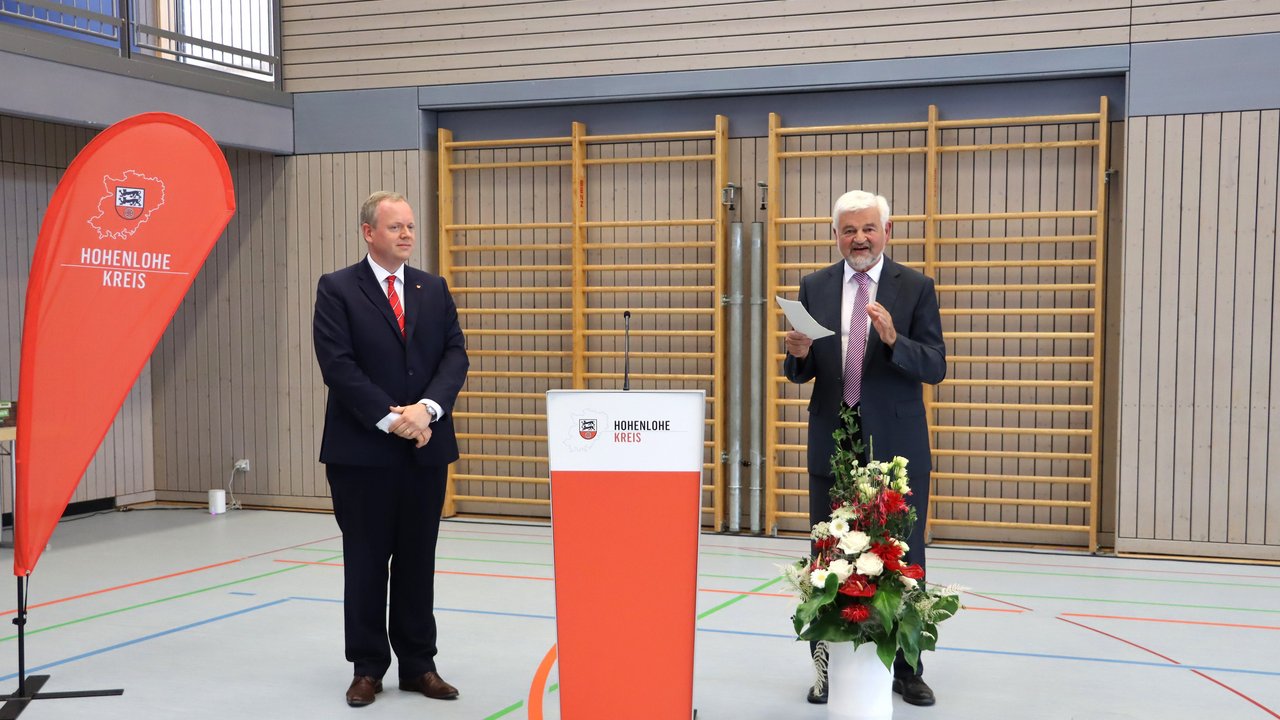 Regierungspräsident Wolfgang Reimer (rechts) und Landrat Dr. Matthias Neth (links) bei der Verpflichtung für eine weitere Amtszeit