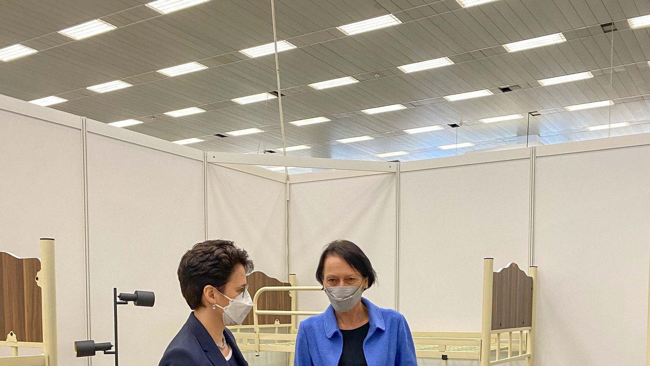 Ministerin der Justiz und für Migration Marion Gentges MdL (links) und Regierungspräsidentin Susanne Bay auf der Messe Sindelfingen